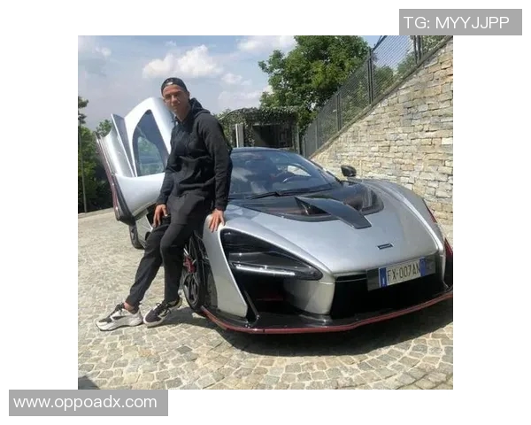 足球巨星驾驶豪车现身街头豪气十足引发关注揭秘明星球员与跑车的独特魅力