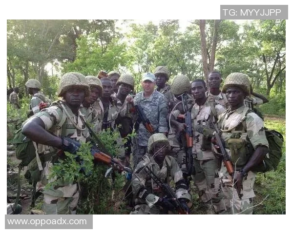 足球星戏吻意外成焦点引发热议球场内外情感瞬间全网讨论