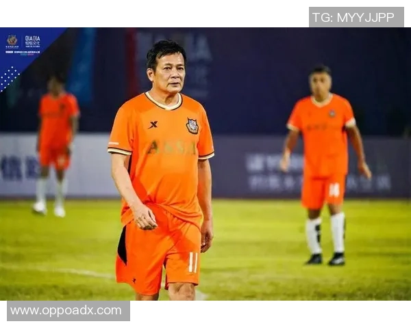 昔日绿茵场英雄独自回望逝去的辉煌岁月重拾破碎的足球梦