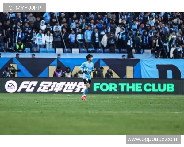 足球球星赠送限量版球鞋给球迷引发热烈反响与关注 足球球星赠送限量版球鞋给球迷引发热烈反响与关注